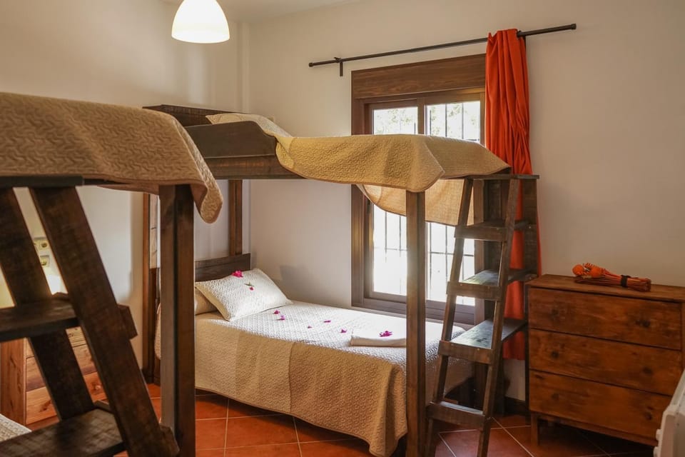Bedroom, bunk bed