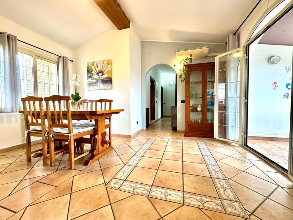 Seating area, Dining area