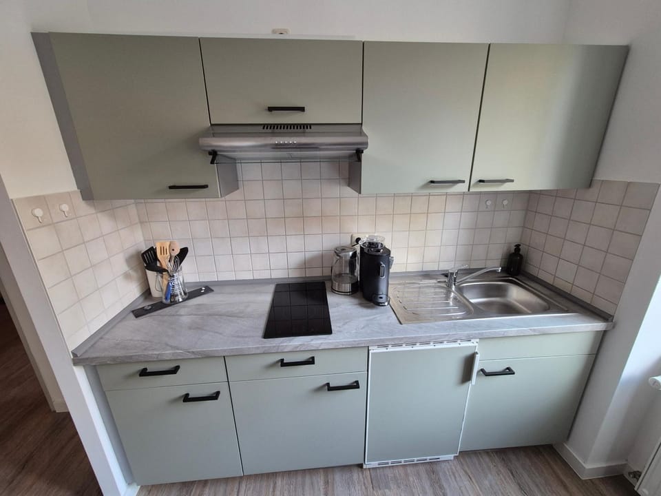 Coffee/tea facilities, Kitchen or kitchenette, stove