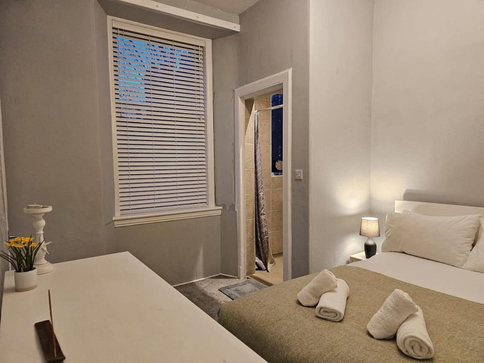 Bed, Bedroom, towels