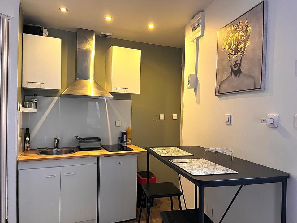 Kitchen or kitchenette