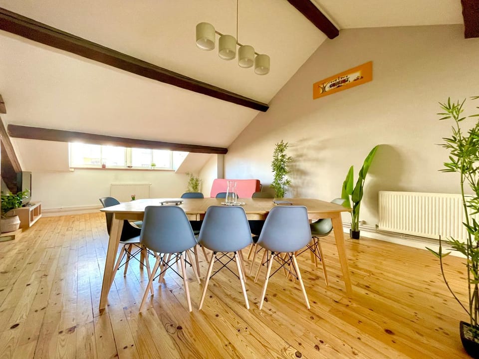 Living room, Seating area, Dining area, internet