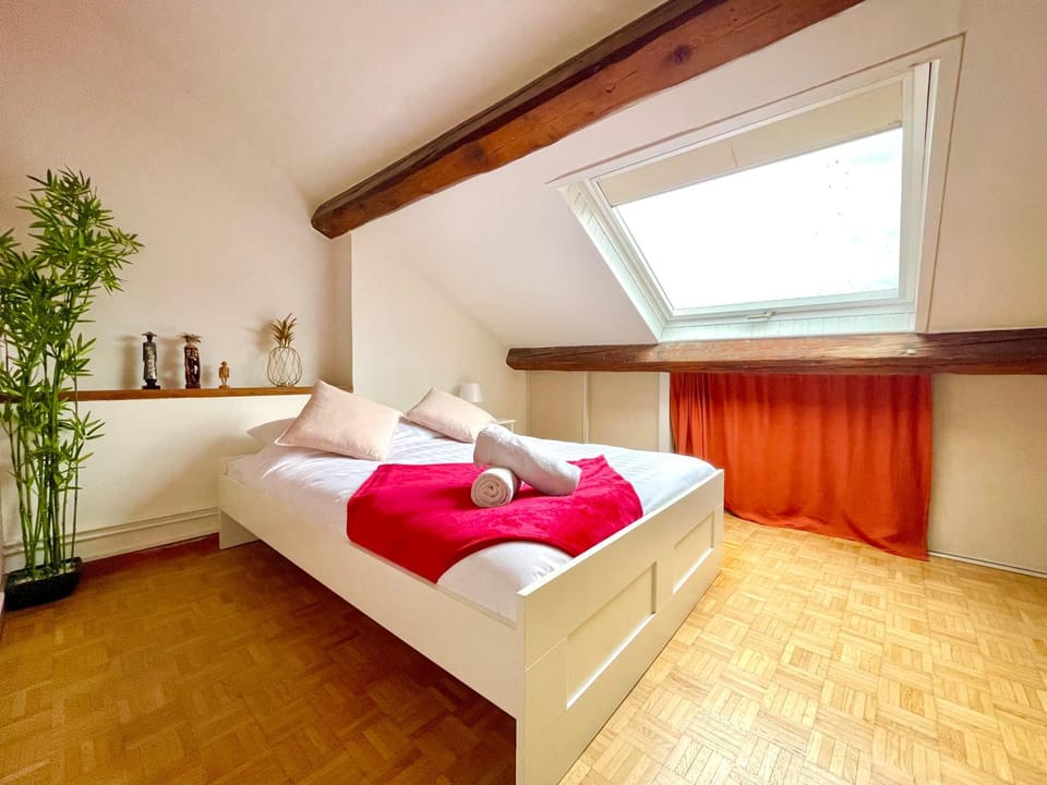 Bed, Photo of the whole room, Bedroom, towels, wardrobe, air conditioner