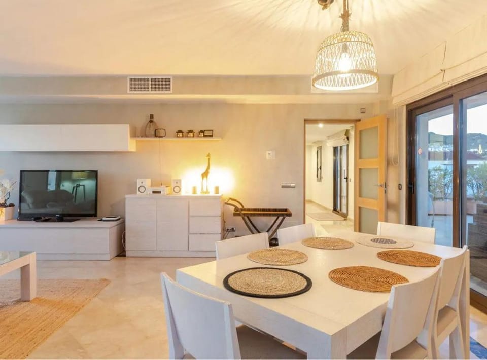TV and multimedia, Living room, Seating area, Dining area