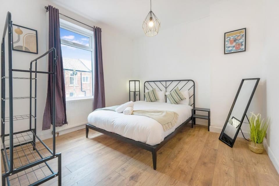 Spacious 4BR House - Sleeps 7 - Free Parking House in England