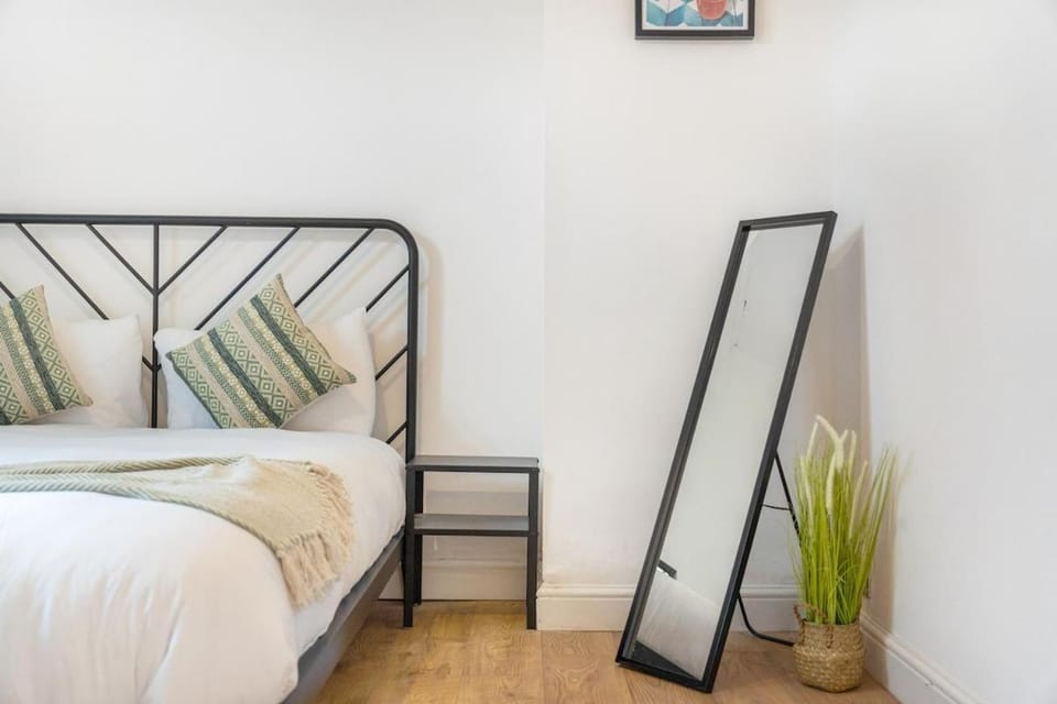 Spacious 4BR House - Sleeps 7 - Free Parking House in England