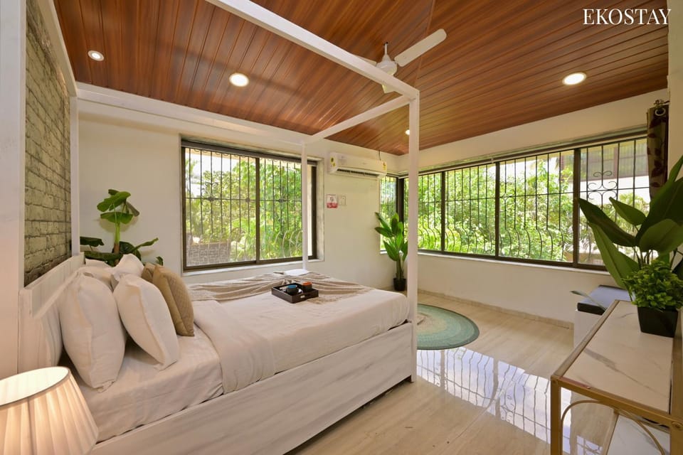 Bed, Living room, Photo of the whole room, Seating area, Bedroom