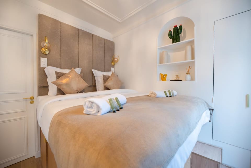 Bed, Bedroom, towels, wardrobe