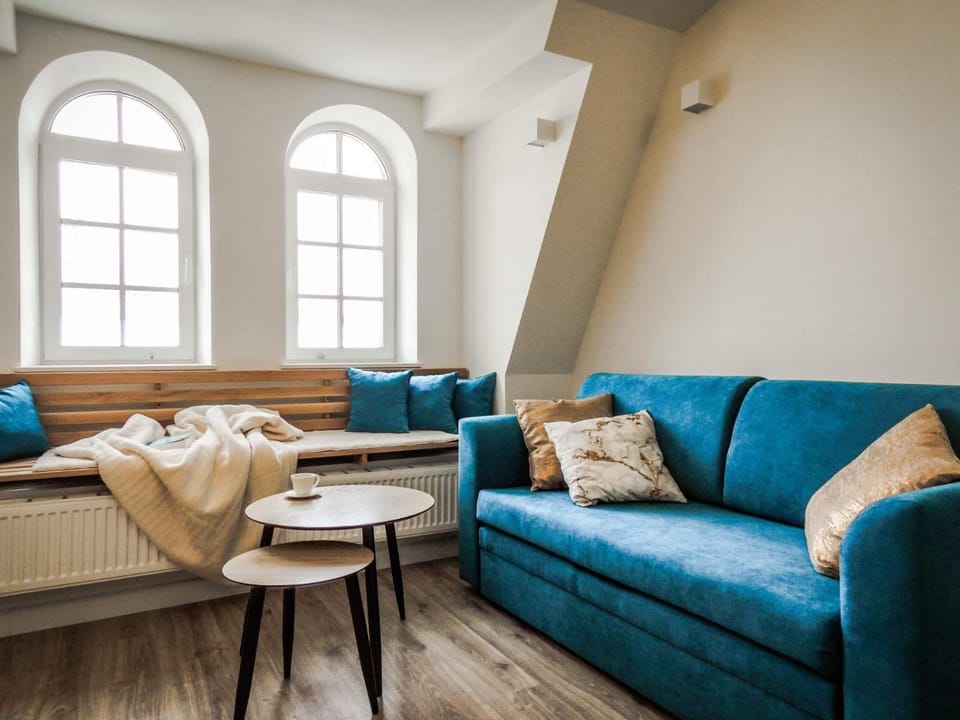 Property building, Living room, Seating area, Breakfast