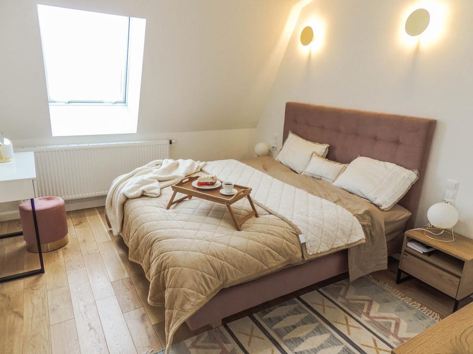 Bed, Other, Other, Other, Photo of the whole room, Seating area, Bedroom, towels, towels