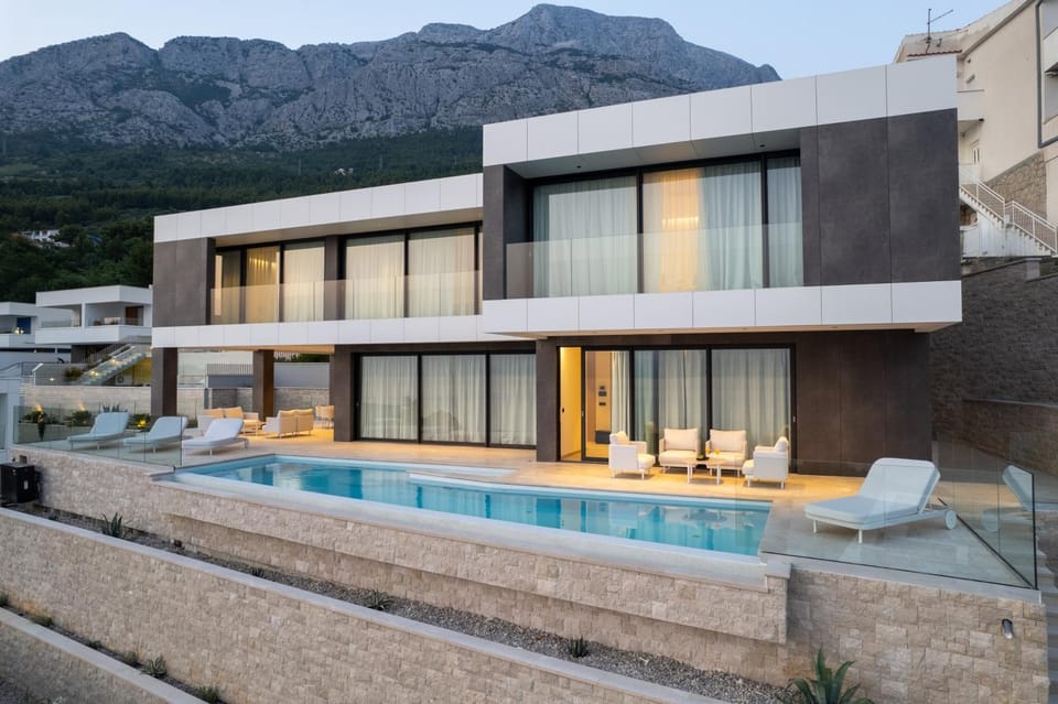 Property building, Patio, Swimming pool, sunbed