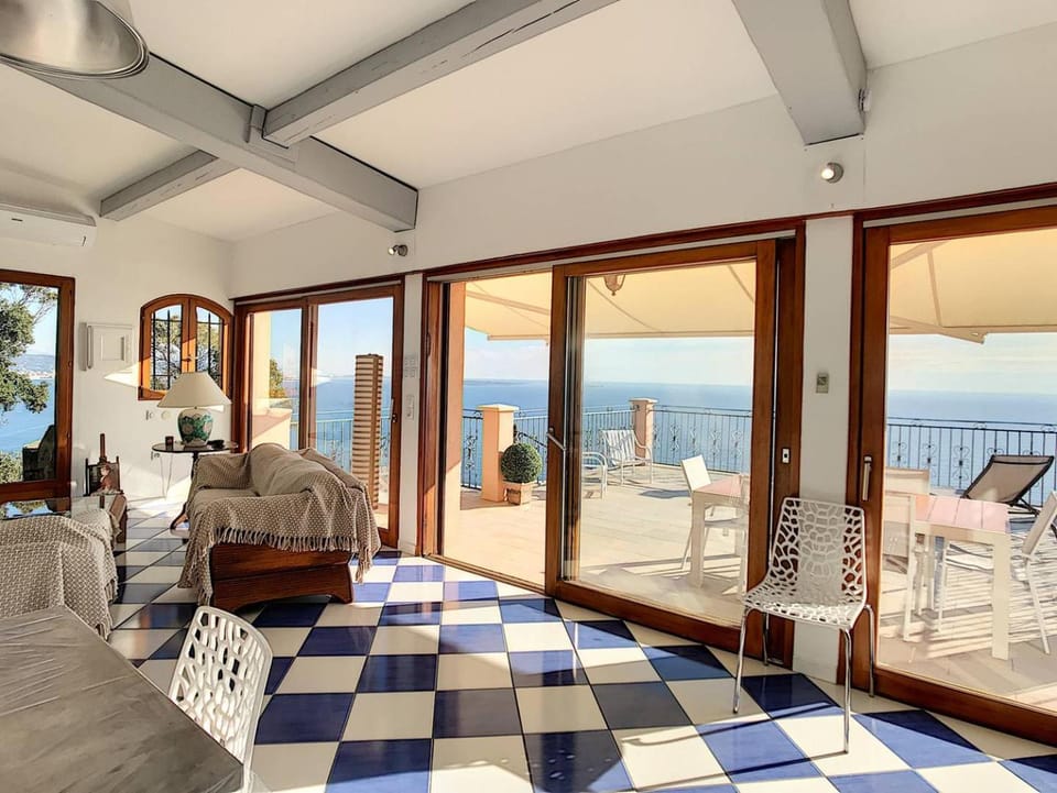 Sur les hauteurs de Théoule villa avec une magnifique vue mer Villa in Mandelieu-La Napoule