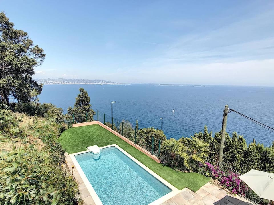 Sur les hauteurs de Théoule villa avec une magnifique vue mer Villa in Mandelieu-La Napoule