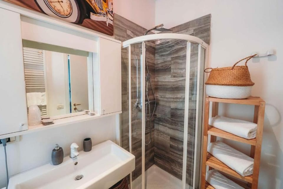 Shower, Bathroom, towels