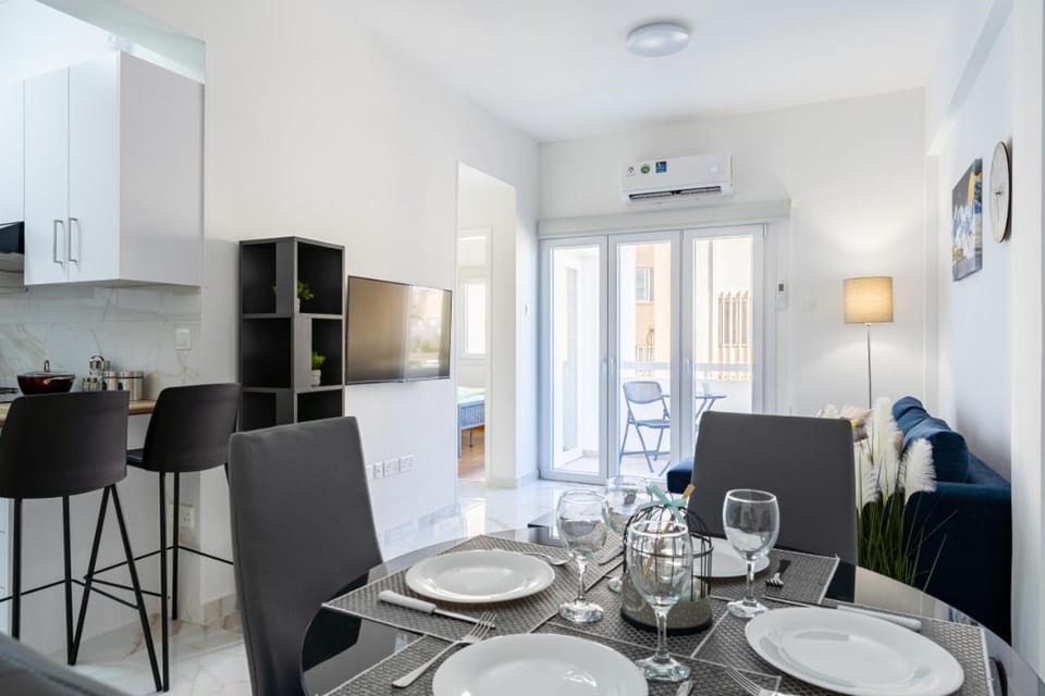 TV and multimedia, Living room, Seating area, Dining area, air conditioner