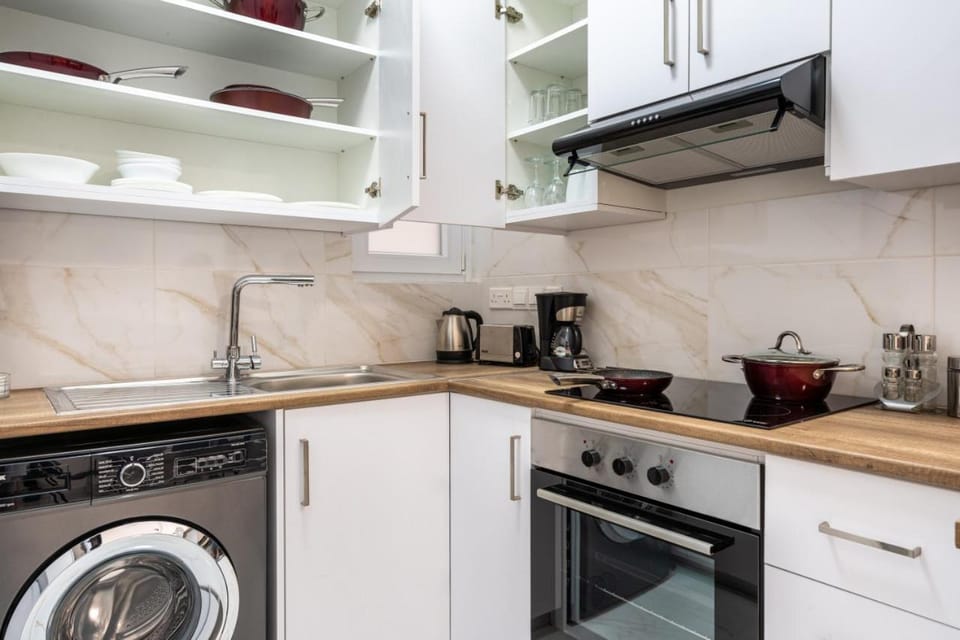 Coffee/tea facilities, Kitchen or kitchenette, microwave, oven, stove, toaster, washing machine