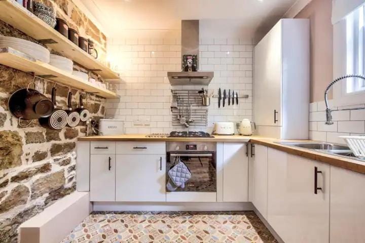 Kitchen or kitchenette