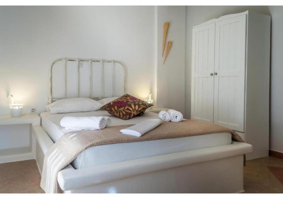 Oceanis Rooms Hotel in Milos