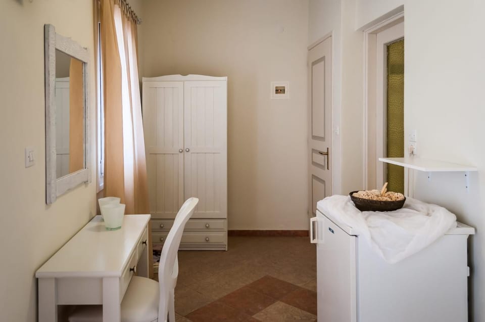 Oceanis Rooms Hotel in Milos