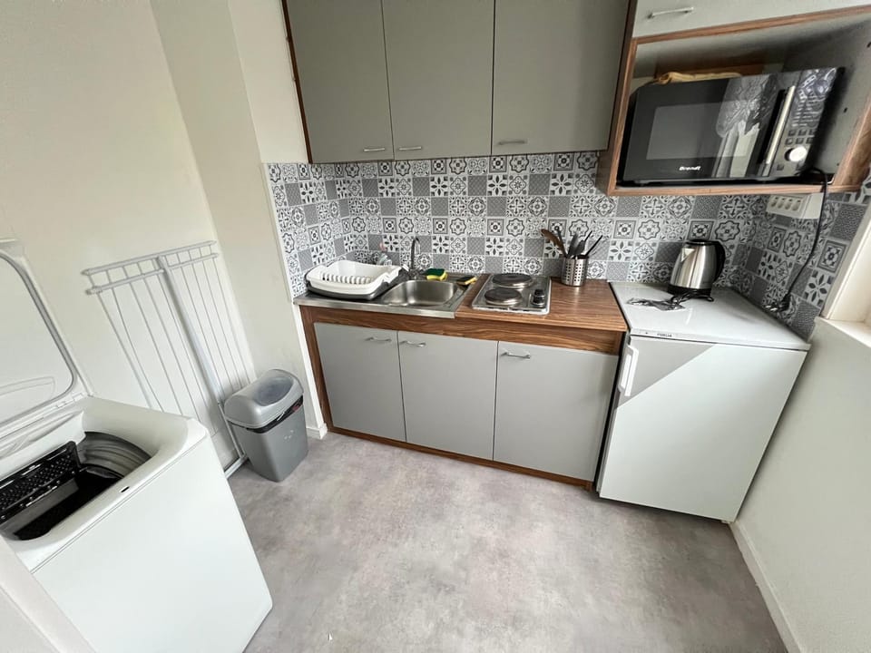 Coffee/tea facilities, Kitchen or kitchenette, oven, stove