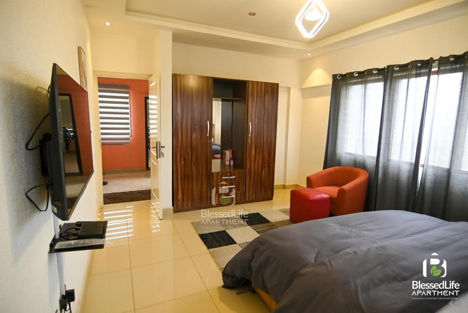 Bed, TV and multimedia, Evening entertainment, Bedroom