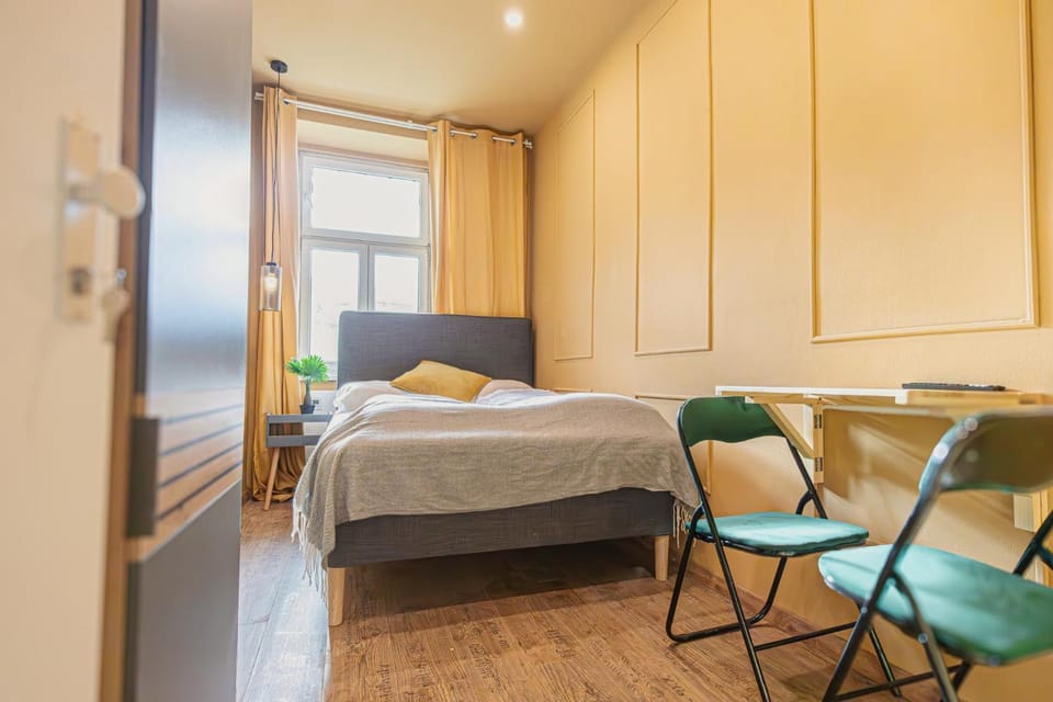 Bed, Seating area, Bedroom