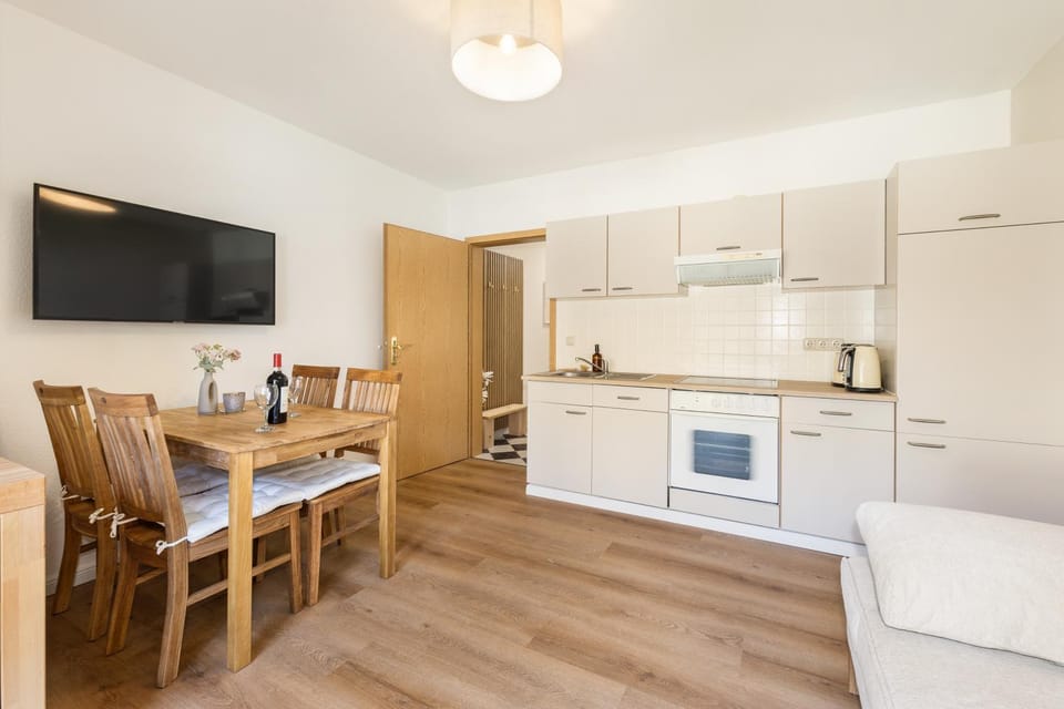 Kitchen or kitchenette, Living room, Seating area, Dining area, pet friendly, stove