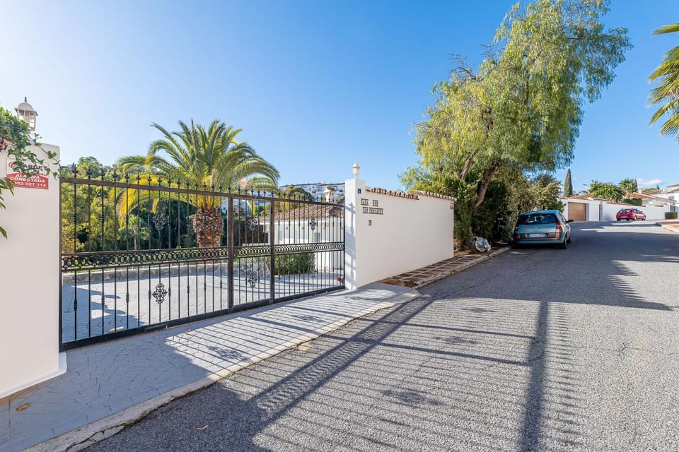 Property building, Facade/entrance, Off site