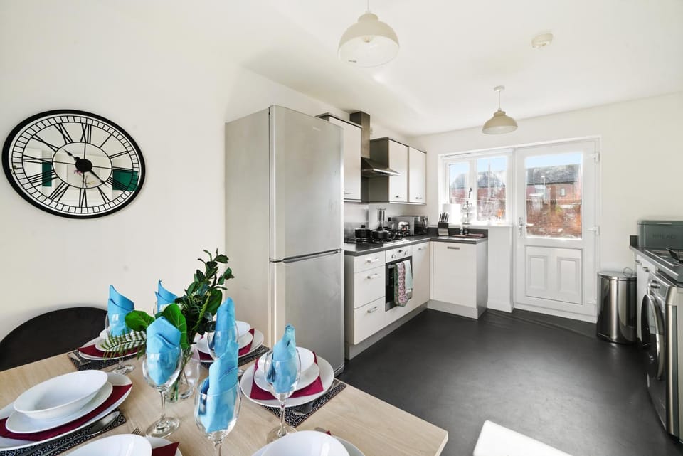 Ideal 3 bed House in Wolverhampton - Parking House in Wolverhampton