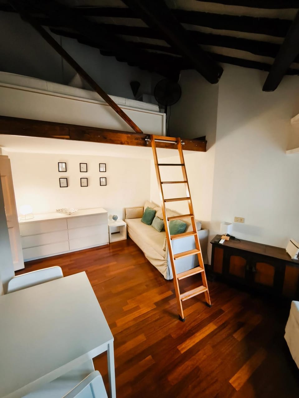 Photo of the whole room