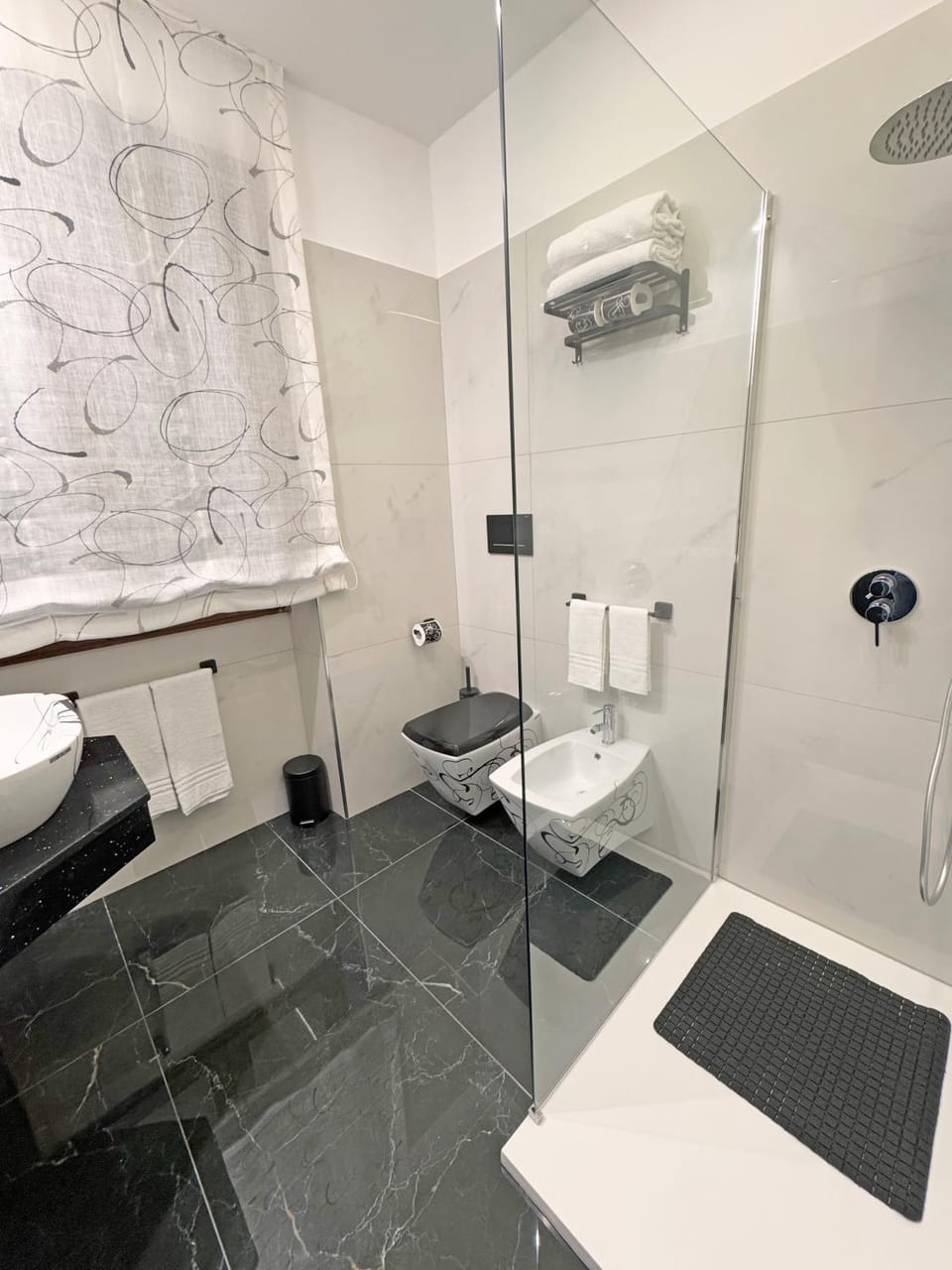 Shower, Toilet, Bathroom, towels