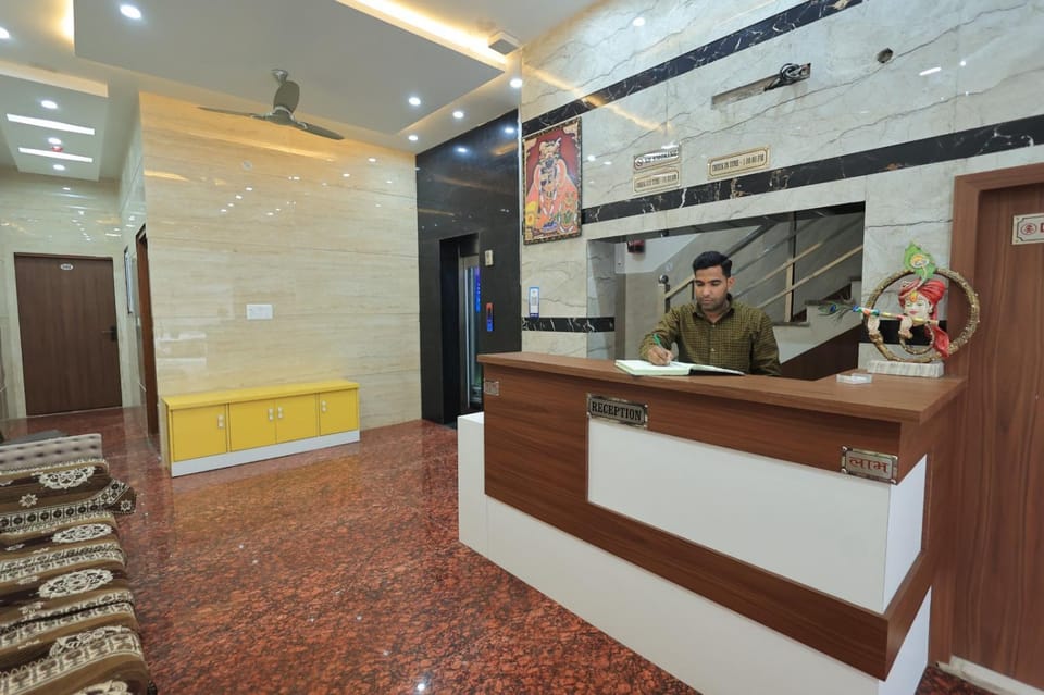 Staff, People, TV and multimedia, Lobby or reception, group of guests
