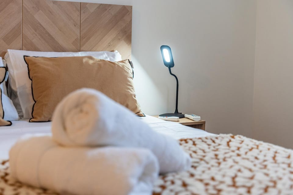Bed, Bedroom, towels