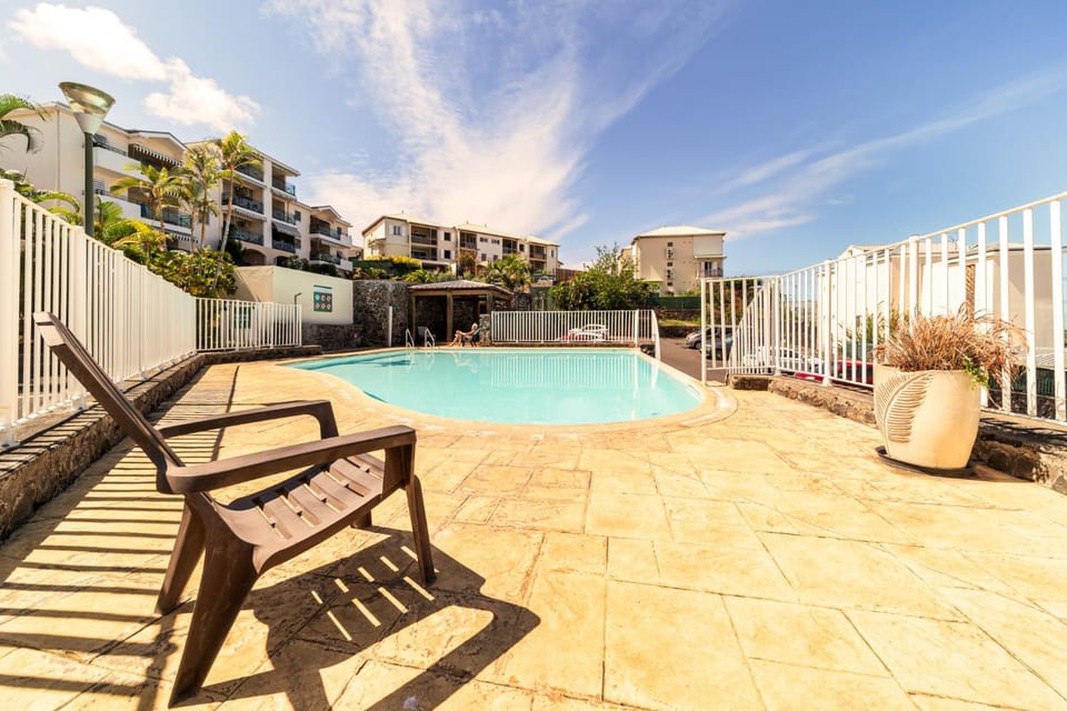 Pool view, Swimming pool, sunbed