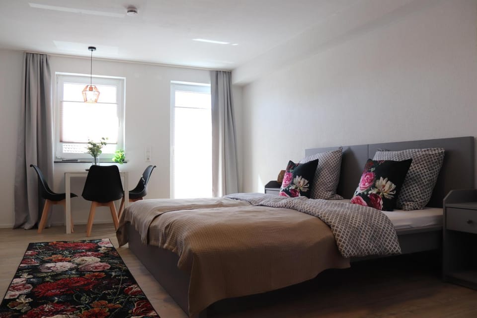 Bed, Photo of the whole room, Seating area, Bedroom