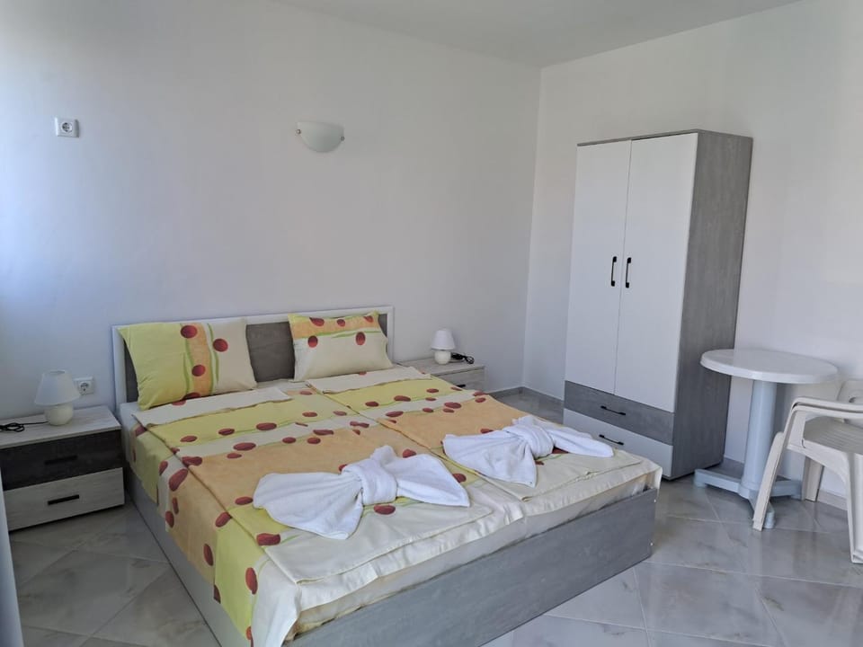 Bedroom, towels, wardrobe