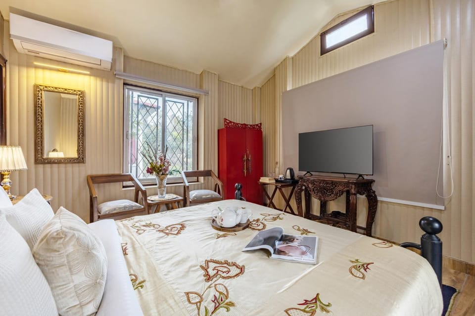 Bed, TV and multimedia, Photo of the whole room, Seating area, Bedroom