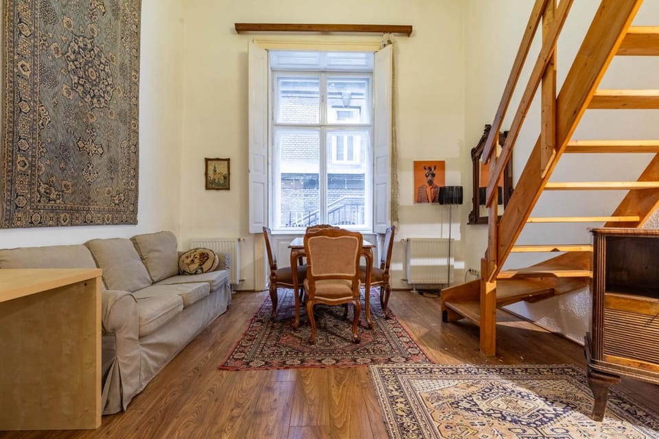 DONATICOEUR Escalier Apartment in Budapest