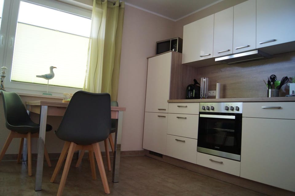 Kitchen or kitchenette, Dining area, dishwasher, oven, stove