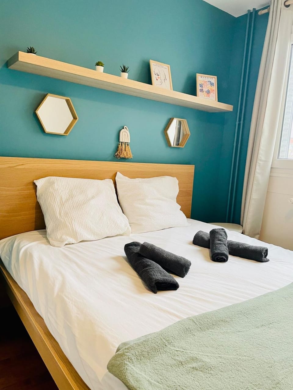 Bed, Photo of the whole room, Bedroom, towels