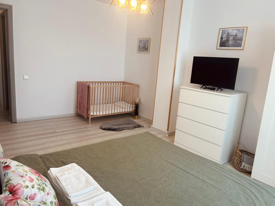 Bed, TV and multimedia, Photo of the whole room, Seating area, Evening entertainment, Bedroom