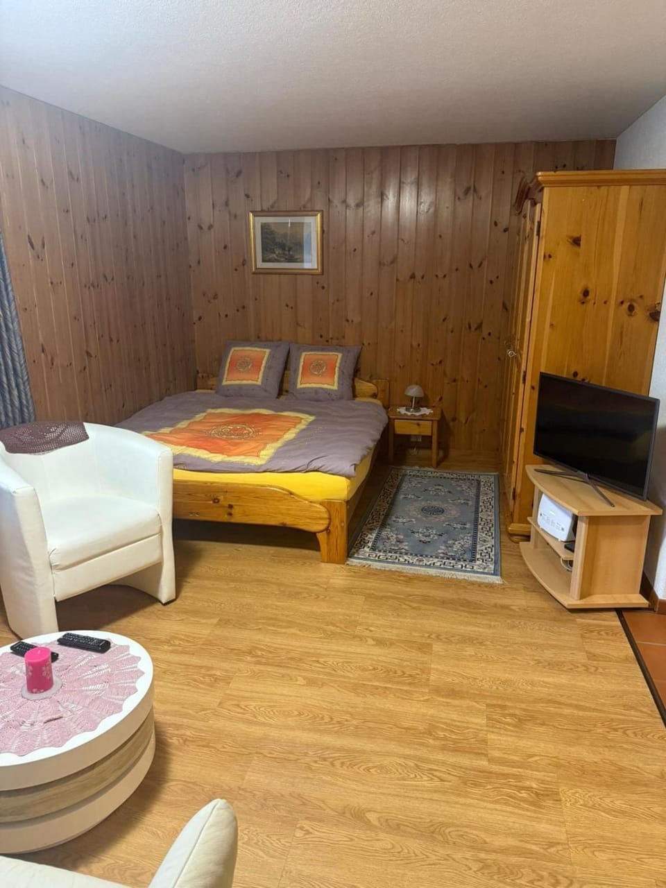 Bed, TV and multimedia, Bedroom