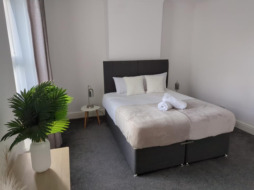 Photo of the whole room, Bedroom, towels