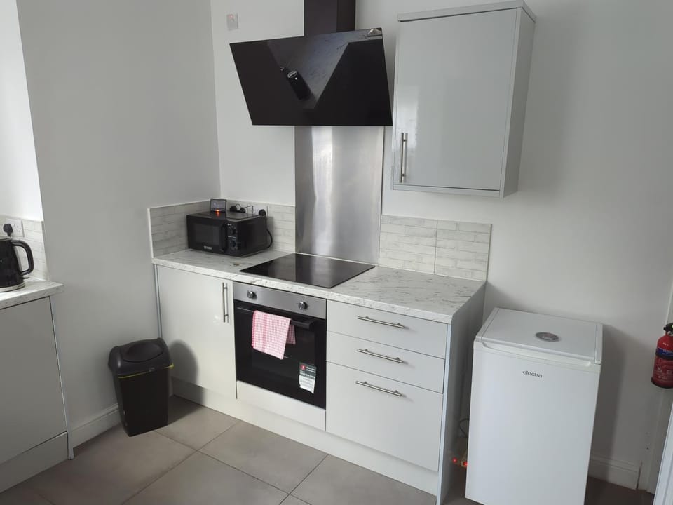Coffee/tea facilities, Kitchen or kitchenette, oven, stove, toaster