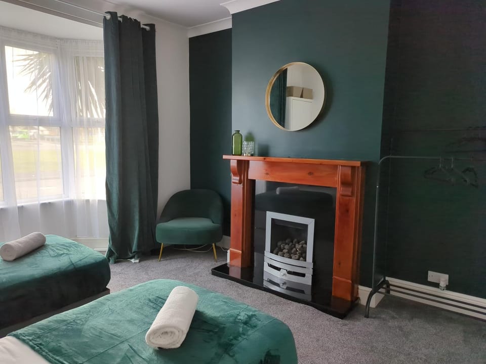 Bed, Photo of the whole room, Seating area, Bedroom, flat iron, towels