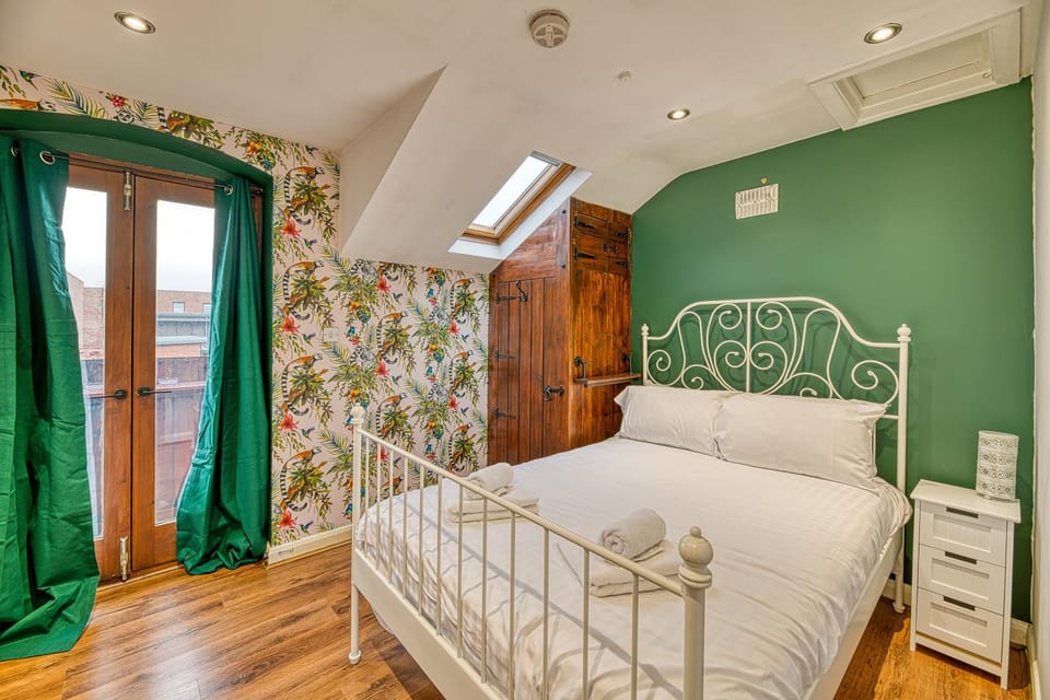 Bed, Photo of the whole room, Bedroom