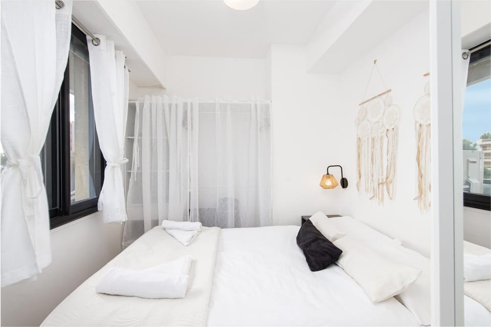 Bed, TV and multimedia, Photo of the whole room, Bedroom, towels