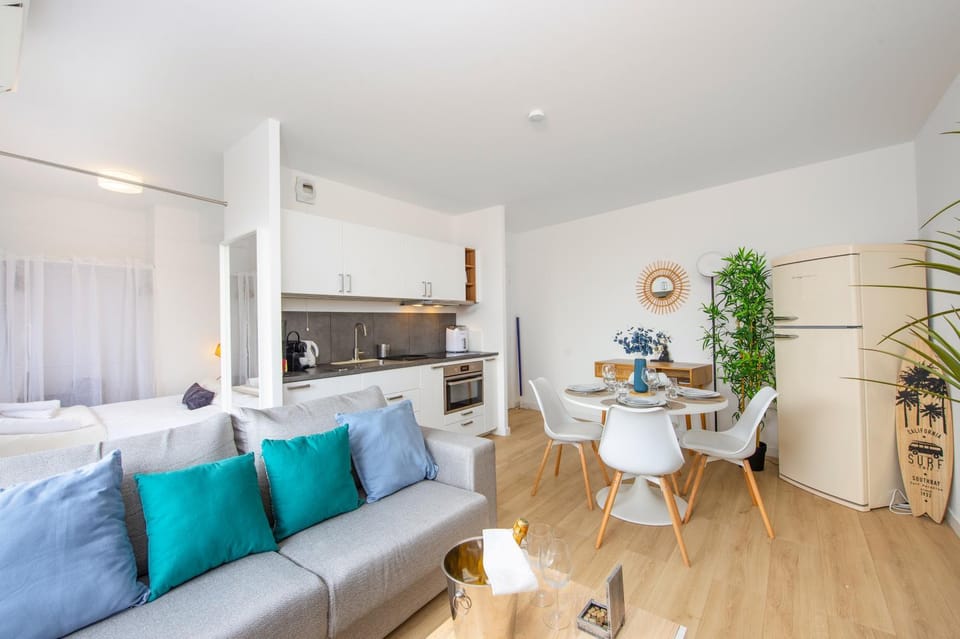 Kitchen or kitchenette, Living room, Seating area, Dining area, stove