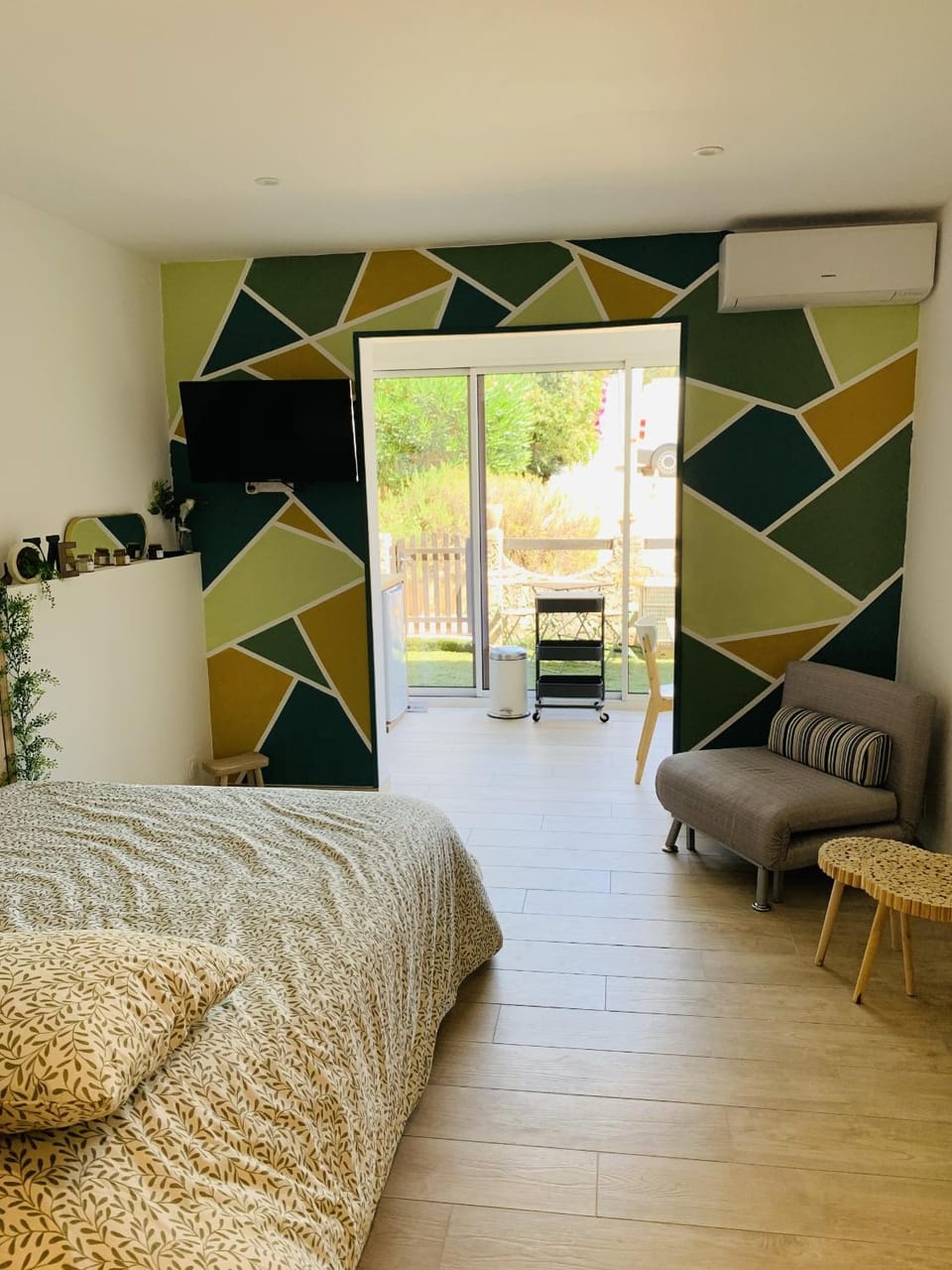 Bed, Living room, Photo of the whole room