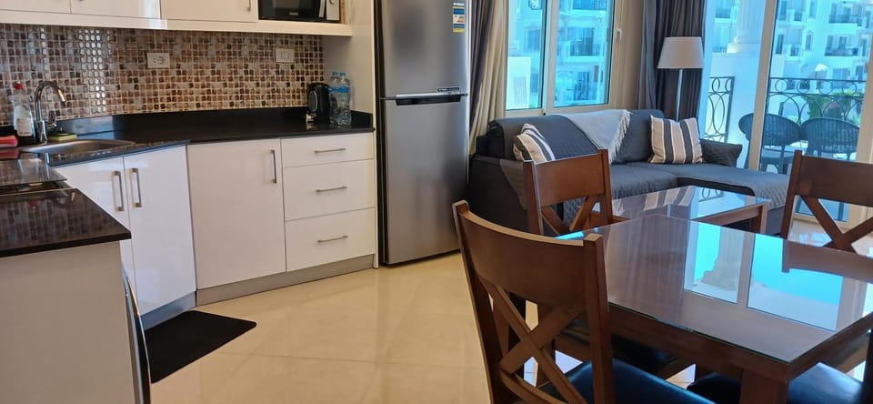 Balcony/Terrace, Kitchen or kitchenette, Living room, Dining area, internet, oven, stove